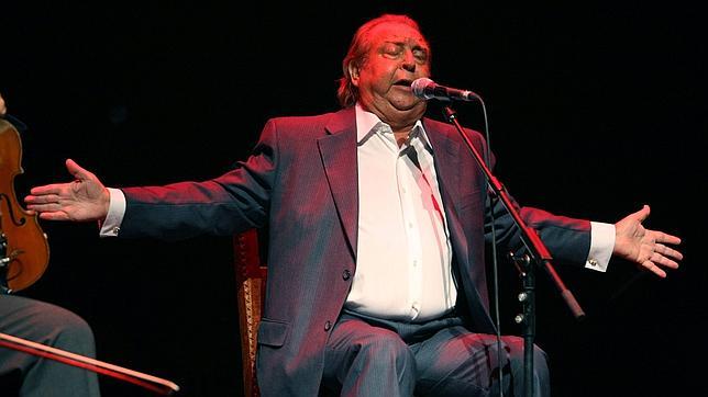 El Lebrijano cantando en una Bienal
