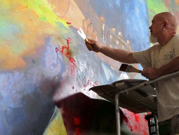 DAVID ZAAFRA PINTANDO UNA DE SUS OBRAS